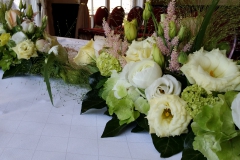 27 Hochzeitstisch längliches Tischgesteck